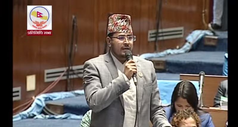 ज्ञानेन्द्र शाहीको व्यंग्यात्मक कविताः एउटा कुटे जस्तो गर्छ अर्को रोए जस्तो...